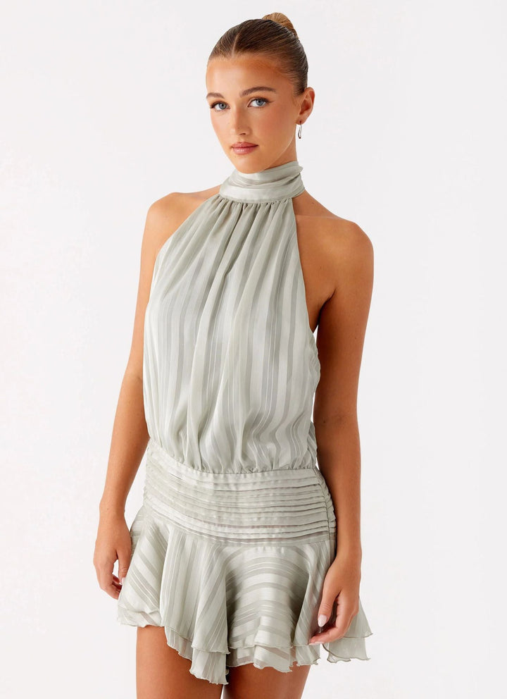 vestito corto da donna con collo alto, schiena scoperta, vita arricciata, orlo con volant