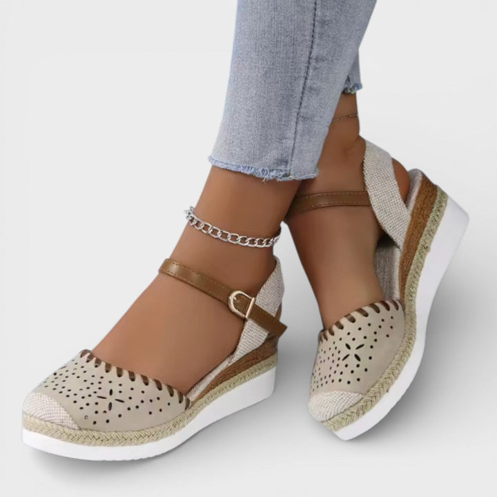 Espadrillas donna punta chiusa con zeppa traforate suola intrecciata