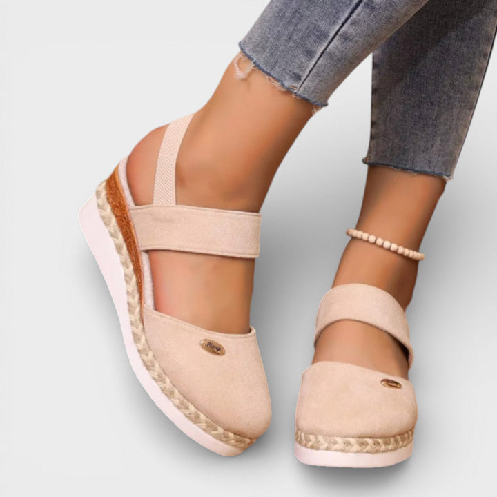 Sandali da donna con zeppa punta chiusa tipo espadrillas e ampio cinturino alla caviglia