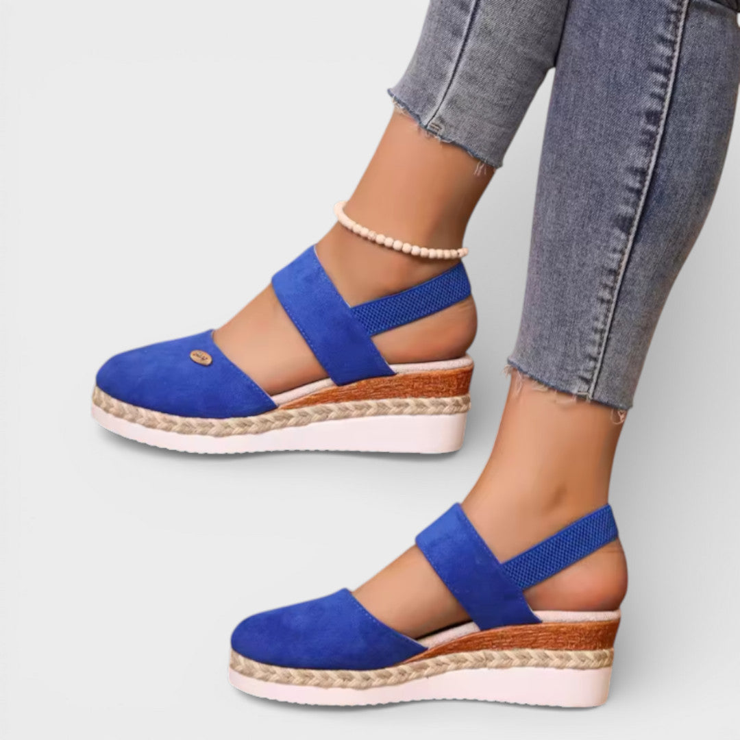 Sandali da donna con zeppa punta chiusa tipo espadrillas e ampio cinturino alla caviglia