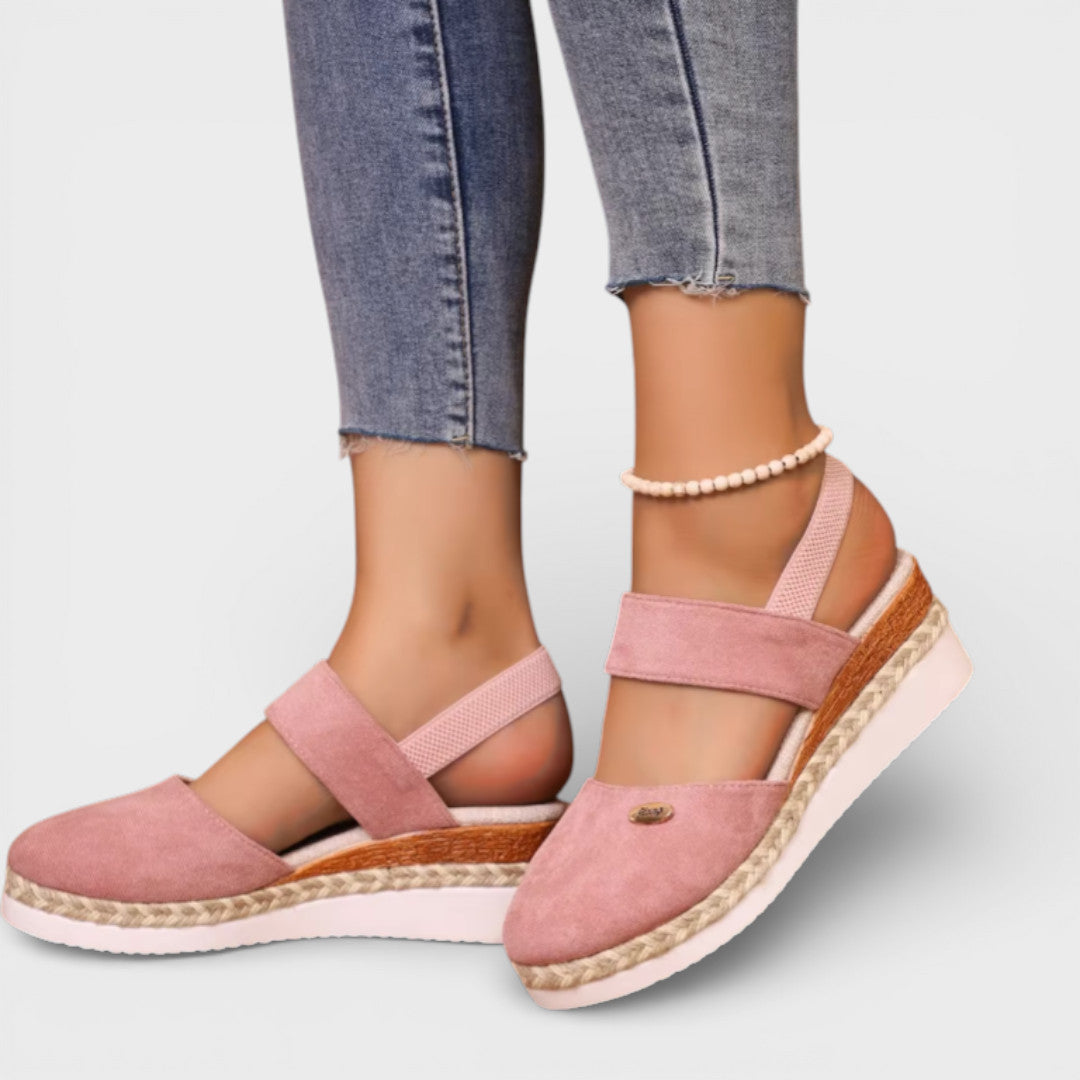 Sandali da donna con zeppa punta chiusa tipo espadrillas e ampio cinturino alla caviglia