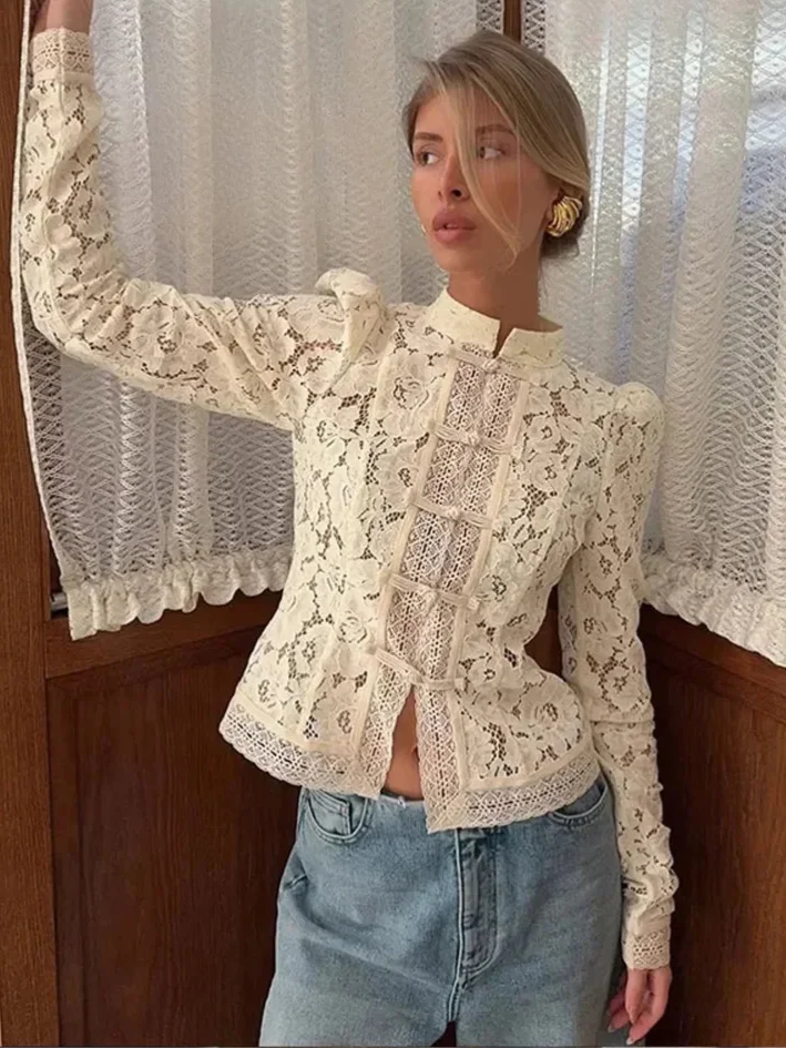 Blusa in pizzo da donna con colletto alto e maniche lunghe