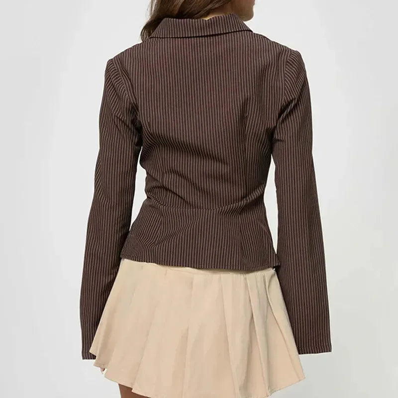 Blusa da donna a righe marrone con maniche svasate