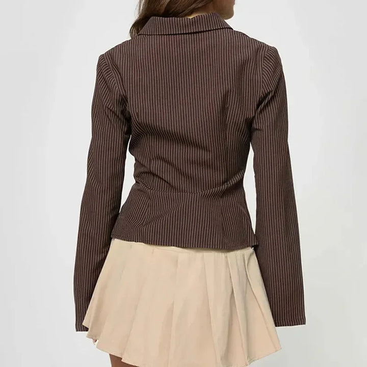 Blusa da donna a righe marrone con maniche svasate