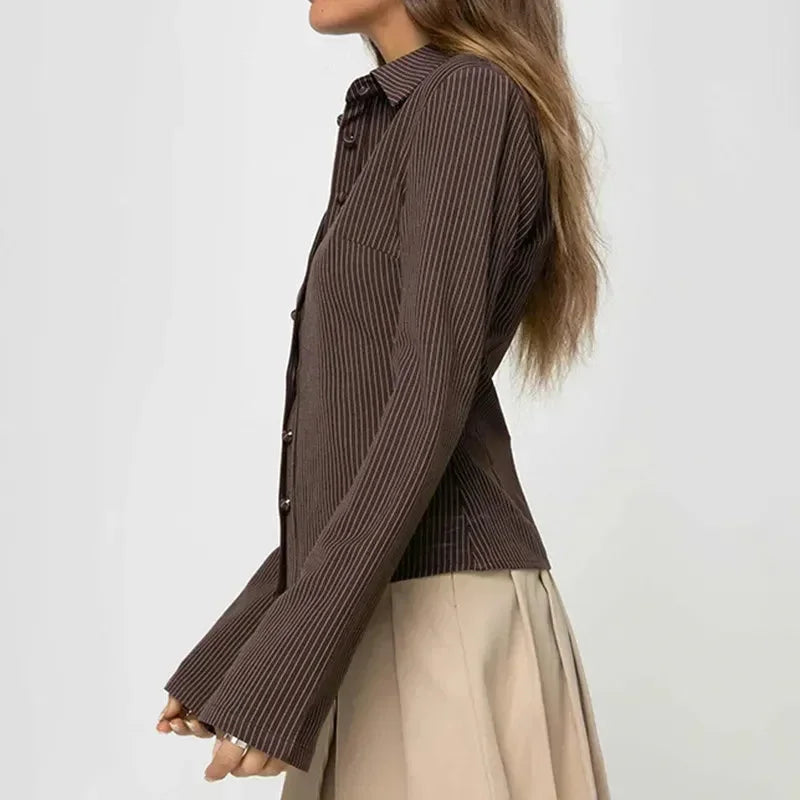 Blusa da donna a righe marrone con maniche svasate