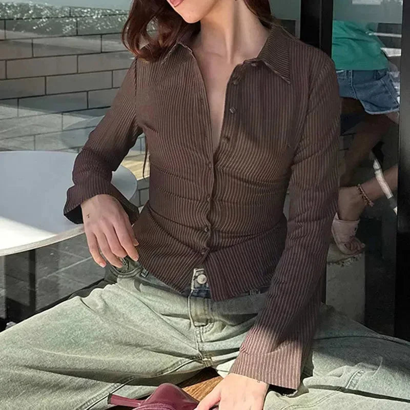 Blusa da donna a righe marrone con maniche svasate