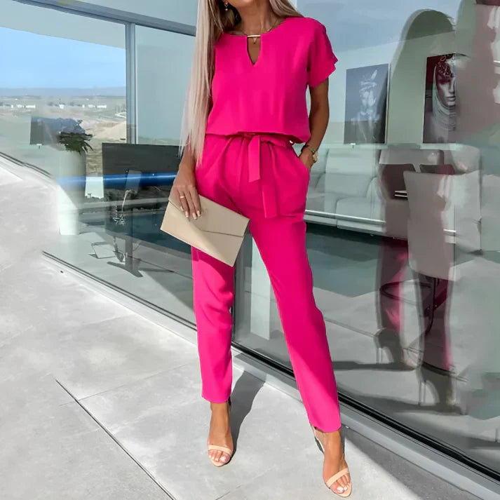 Completo da donna con top a maniche corte e scollo a V, pantaloni a taglio dritto con vita annodata