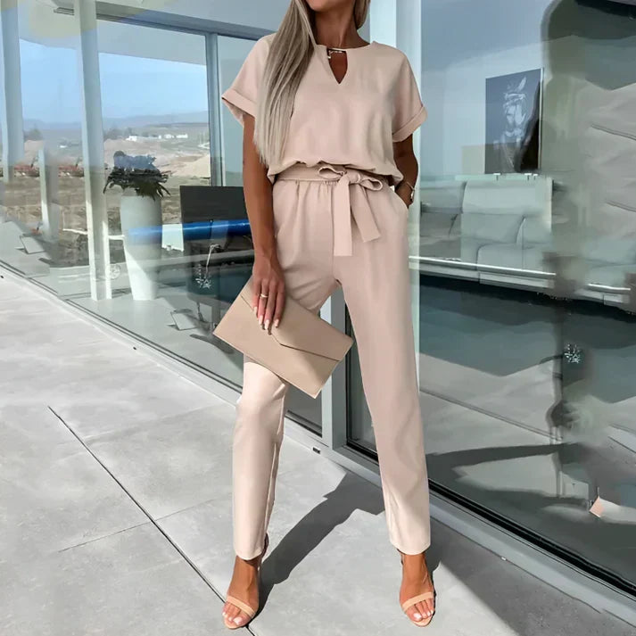Completo da donna con top a maniche corte e scollo a V, pantaloni a taglio dritto con vita annodata