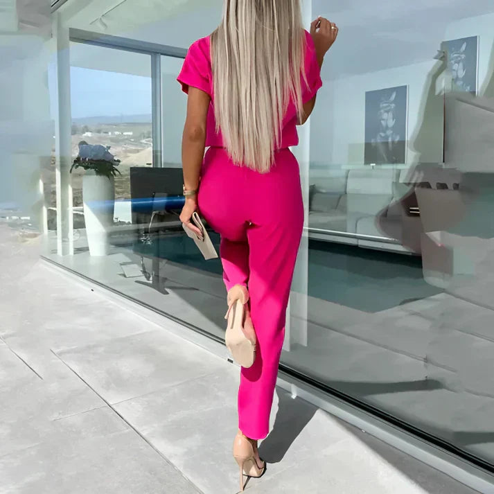 Completo da donna con top a maniche corte e scollo a V, pantaloni a taglio dritto con vita annodata