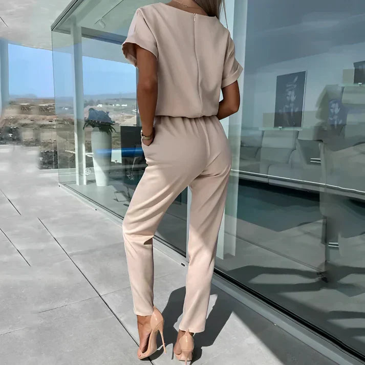 Completo da donna con top a maniche corte e scollo a V, pantaloni a taglio dritto con vita annodata