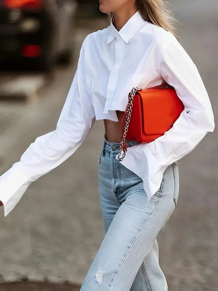 Camicia cropped donna con design moderno e bottoni
