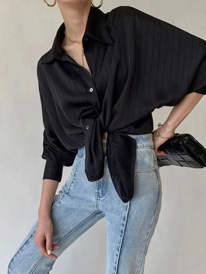 Camicia donna elegante con bottoni e dettagli dorati