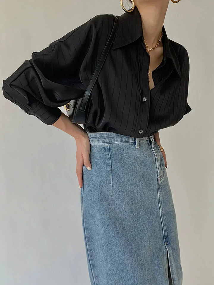 Camicia donna elegante con bottoni e dettagli dorati