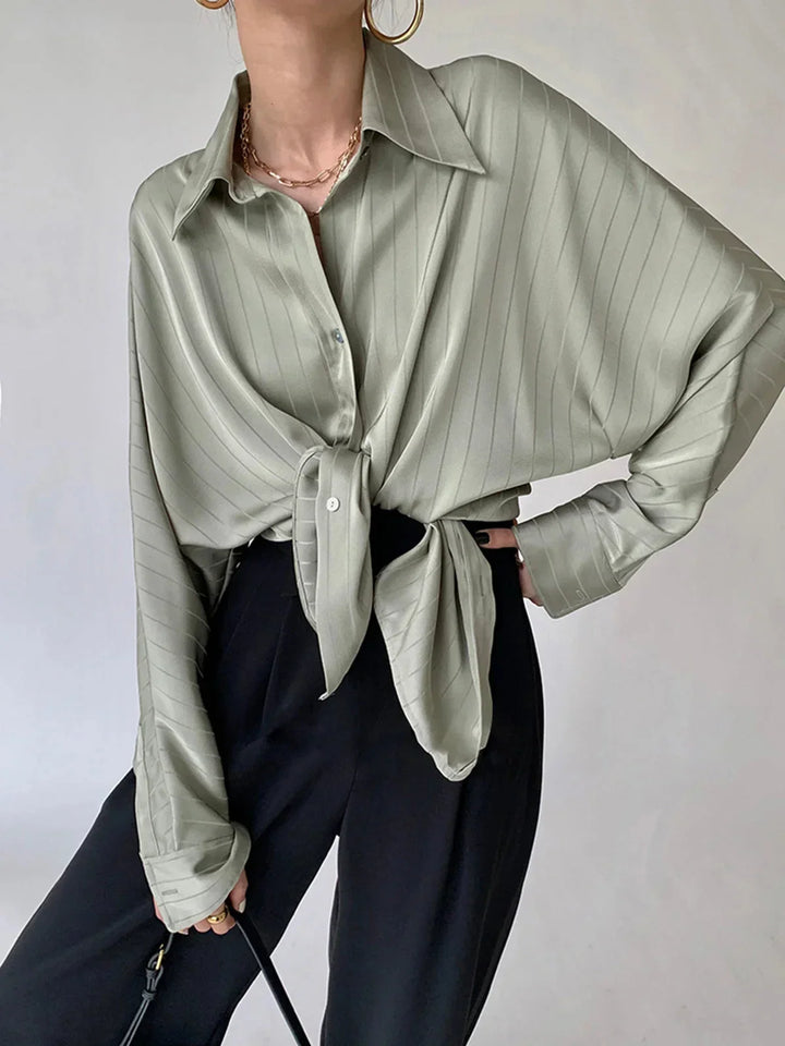 Camicia donna elegante con bottoni e dettagli dorati