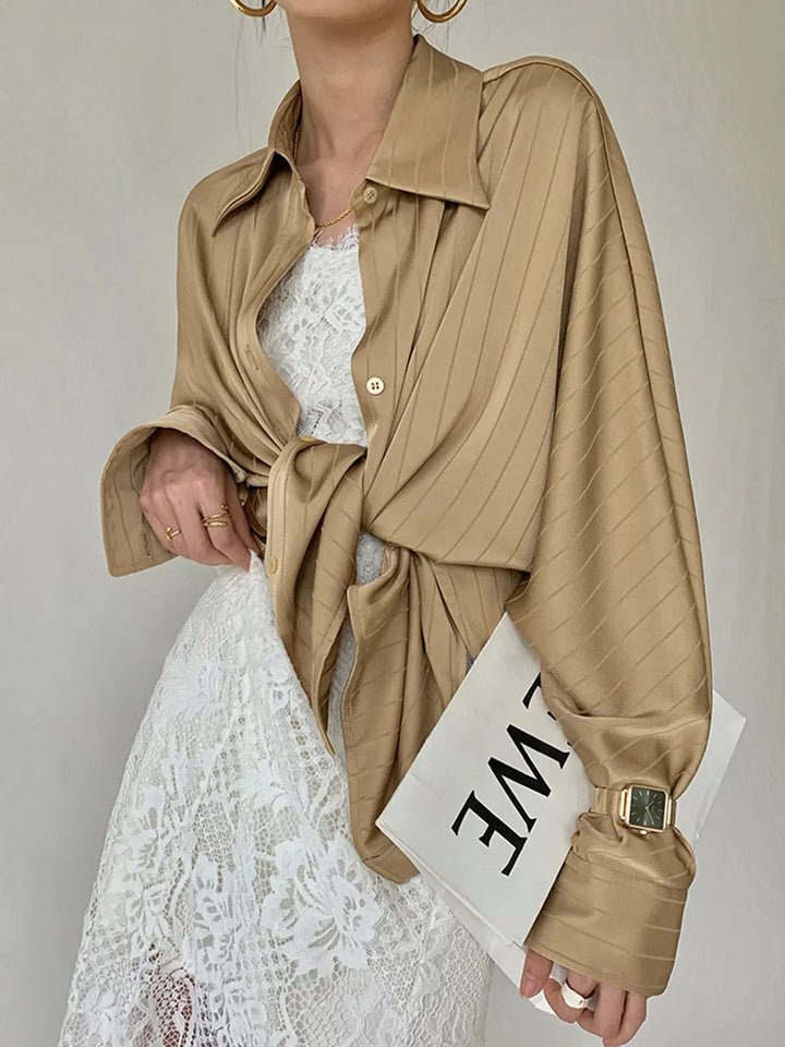 Camicia donna elegante con bottoni e dettagli dorati