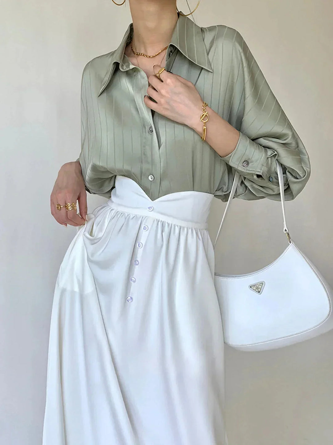 Camicia donna elegante con bottoni e dettagli dorati