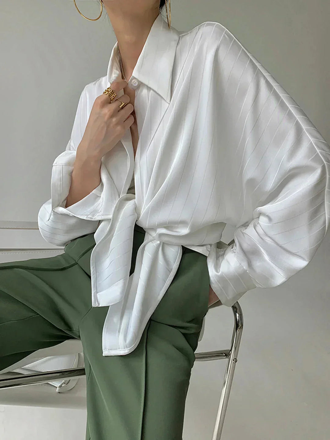 Camicia donna elegante con bottoni e dettagli dorati