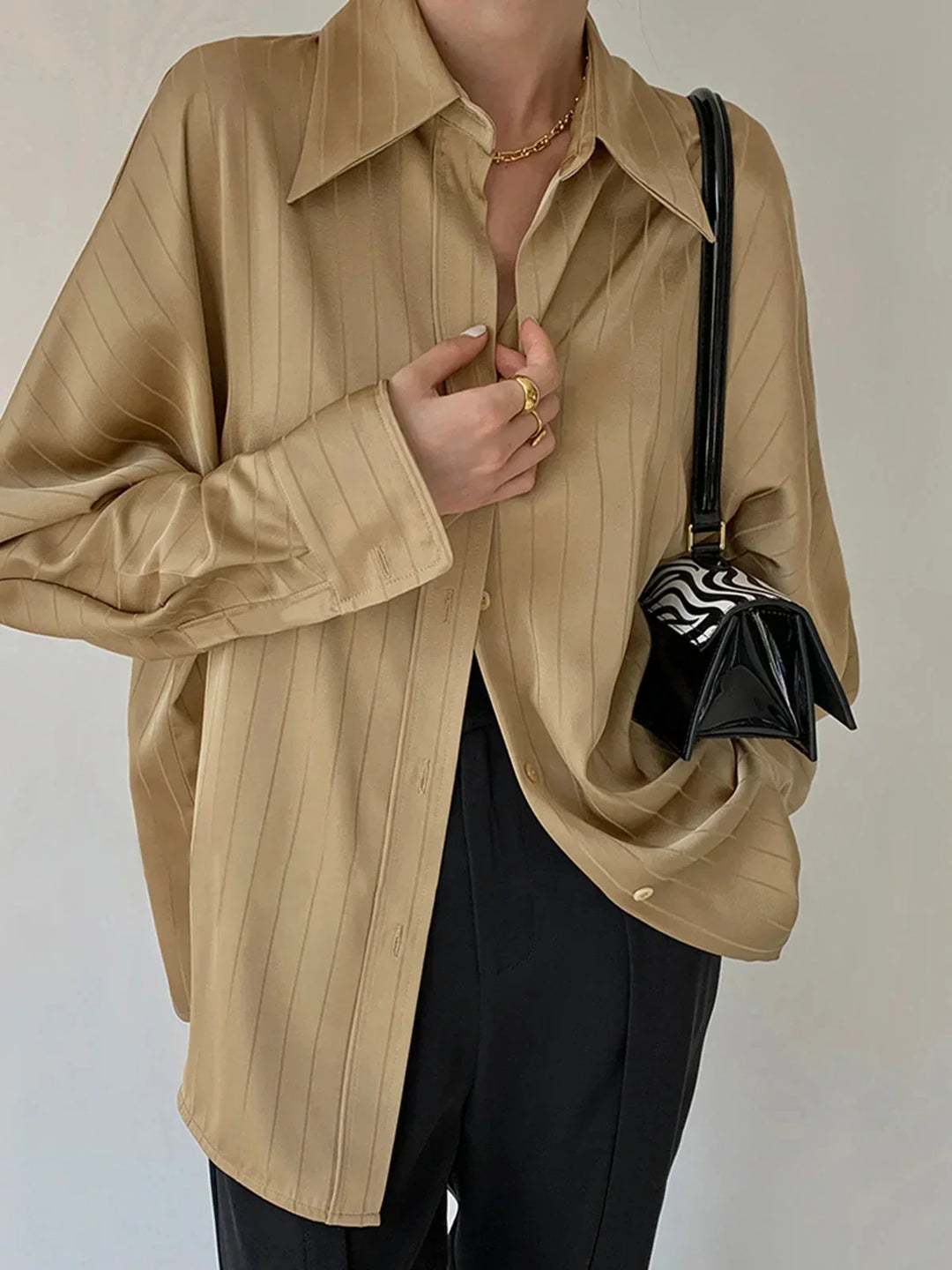 Camicia donna elegante con bottoni e dettagli dorati