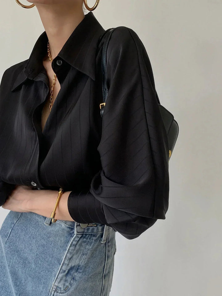 Camicia donna elegante con bottoni e dettagli dorati