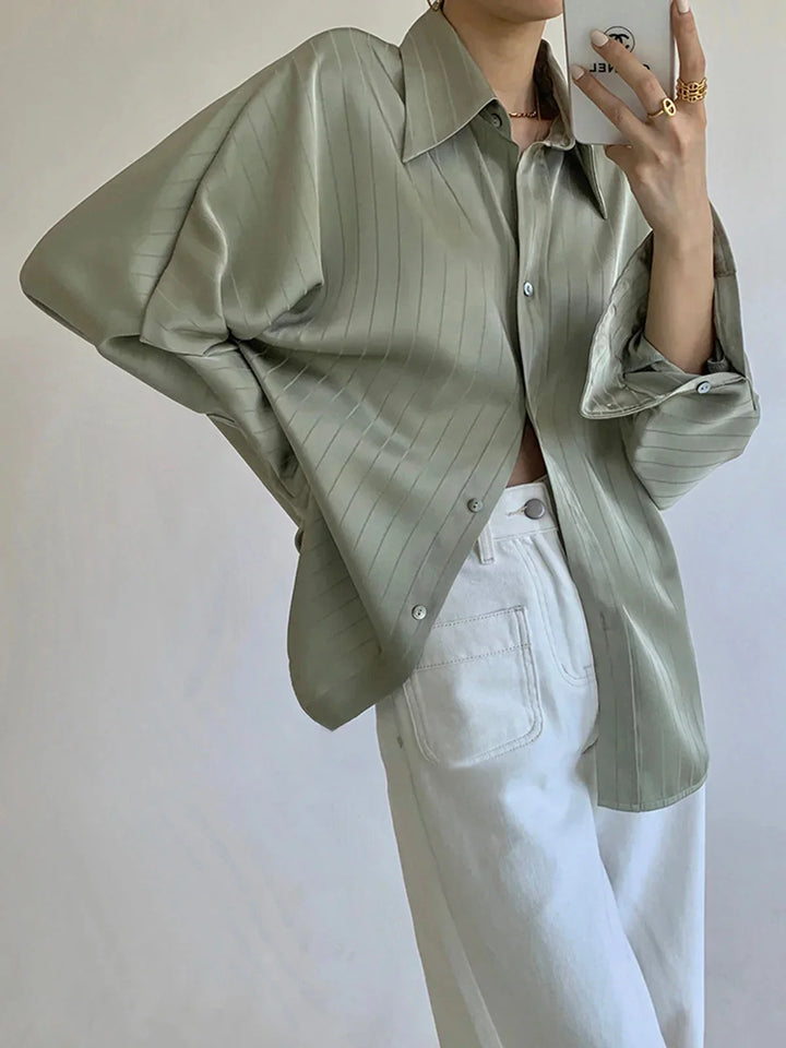 Camicia donna elegante con bottoni e dettagli dorati