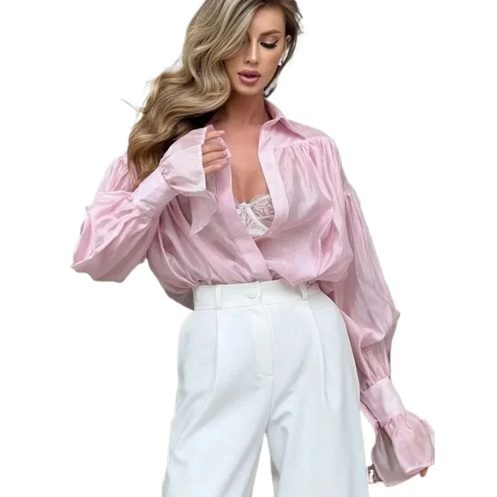 Camicia da donna con maniche svasate e colletto classico versatile