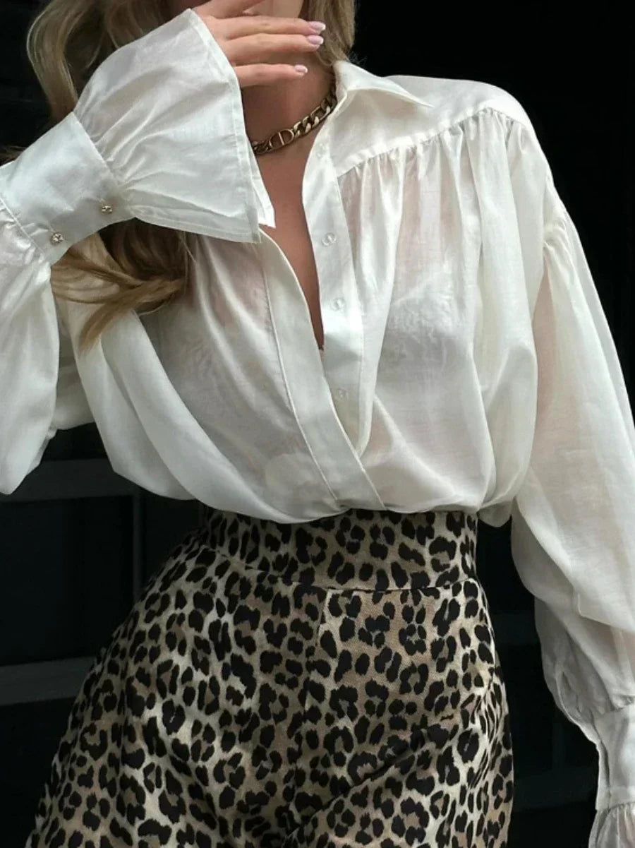 Camicia da donna con maniche svasate e colletto classico versatile