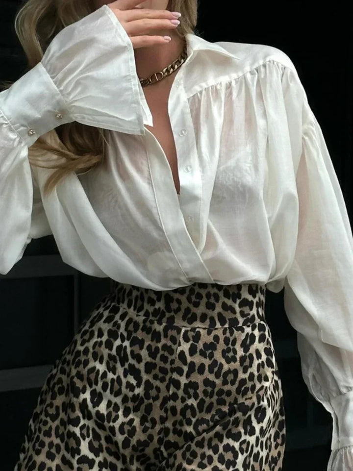 Camicia da donna con maniche svasate e colletto classico versatile