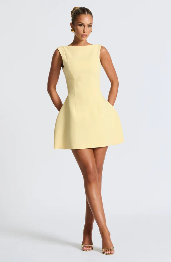 Vestito corto da donna con scollo a barca, schiena scoperta, gonna svasata, senza maniche, con tasche