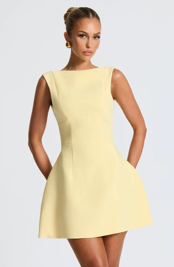 Vestito corto da donna con scollo a barca, schiena scoperta, gonna svasata, senza maniche, con tasche