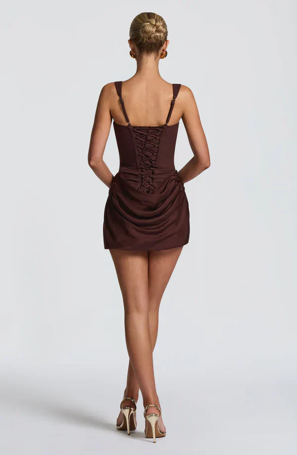 Vestito corto da donna aderente, scollo quadrato, spalline larghe, gonna drappeggiata