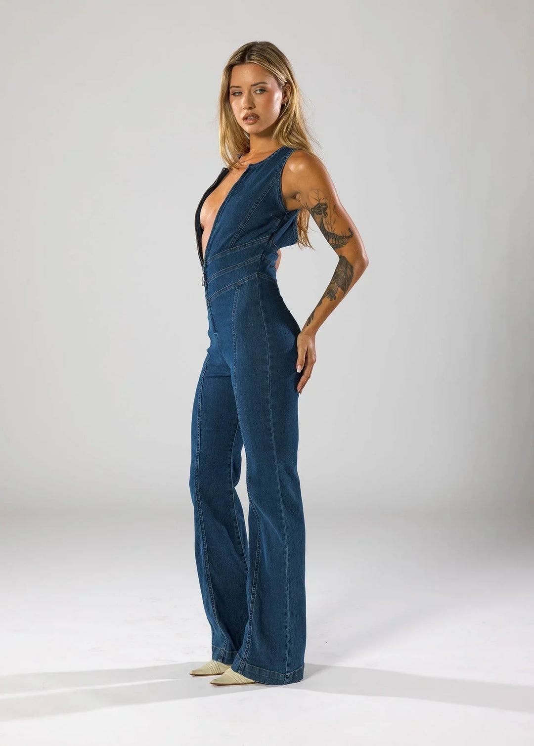 Tuta in denim da donna con scollatura profonda blu