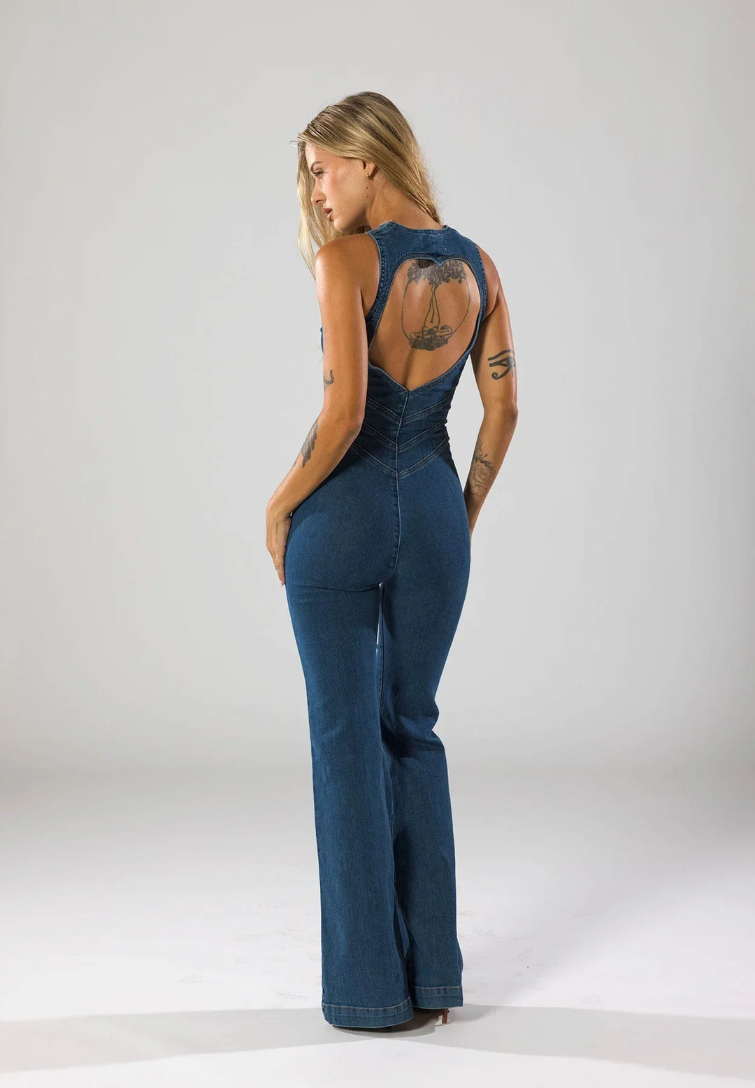 Tuta in denim da donna con scollatura profonda blu