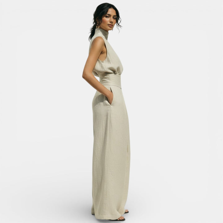 Completo da donna con collo alto, senza maniche, pantalone ampio a vita paperbag
