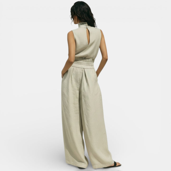 Completo da donna con collo alto, senza maniche, pantalone ampio a vita paperbag