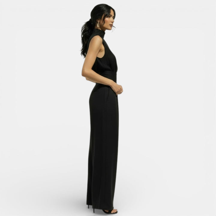 Completo da donna con collo alto, senza maniche, pantalone ampio a vita paperbag
