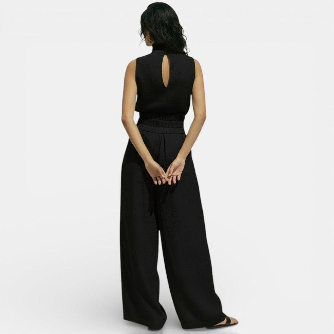 Completo da donna con collo alto, senza maniche, pantalone ampio a vita paperbag