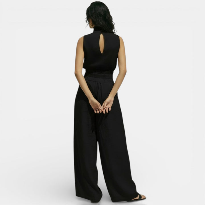 Completo da donna con collo alto, senza maniche, pantalone ampio a vita paperbag