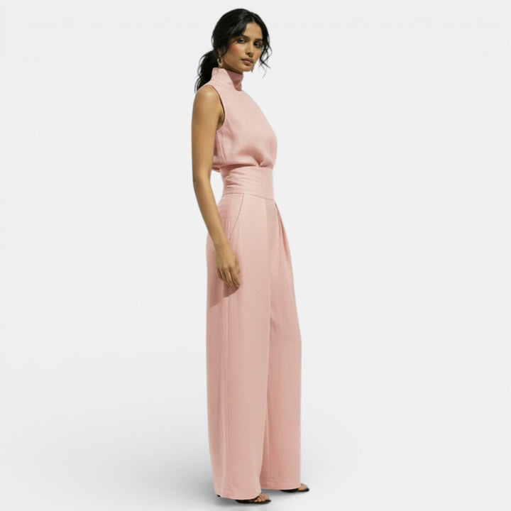 Completo da donna con collo alto, senza maniche, pantalone ampio a vita paperbag