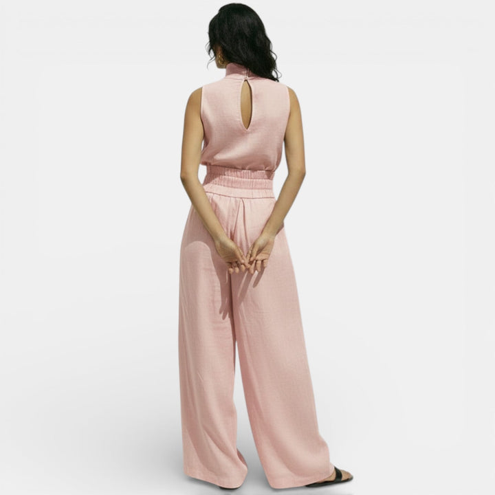 Completo da donna con collo alto, senza maniche, pantalone ampio a vita paperbag