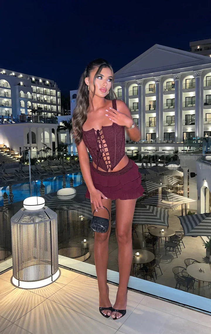 Completo bordeaux donna con bustier in pizzo e gonna a balze