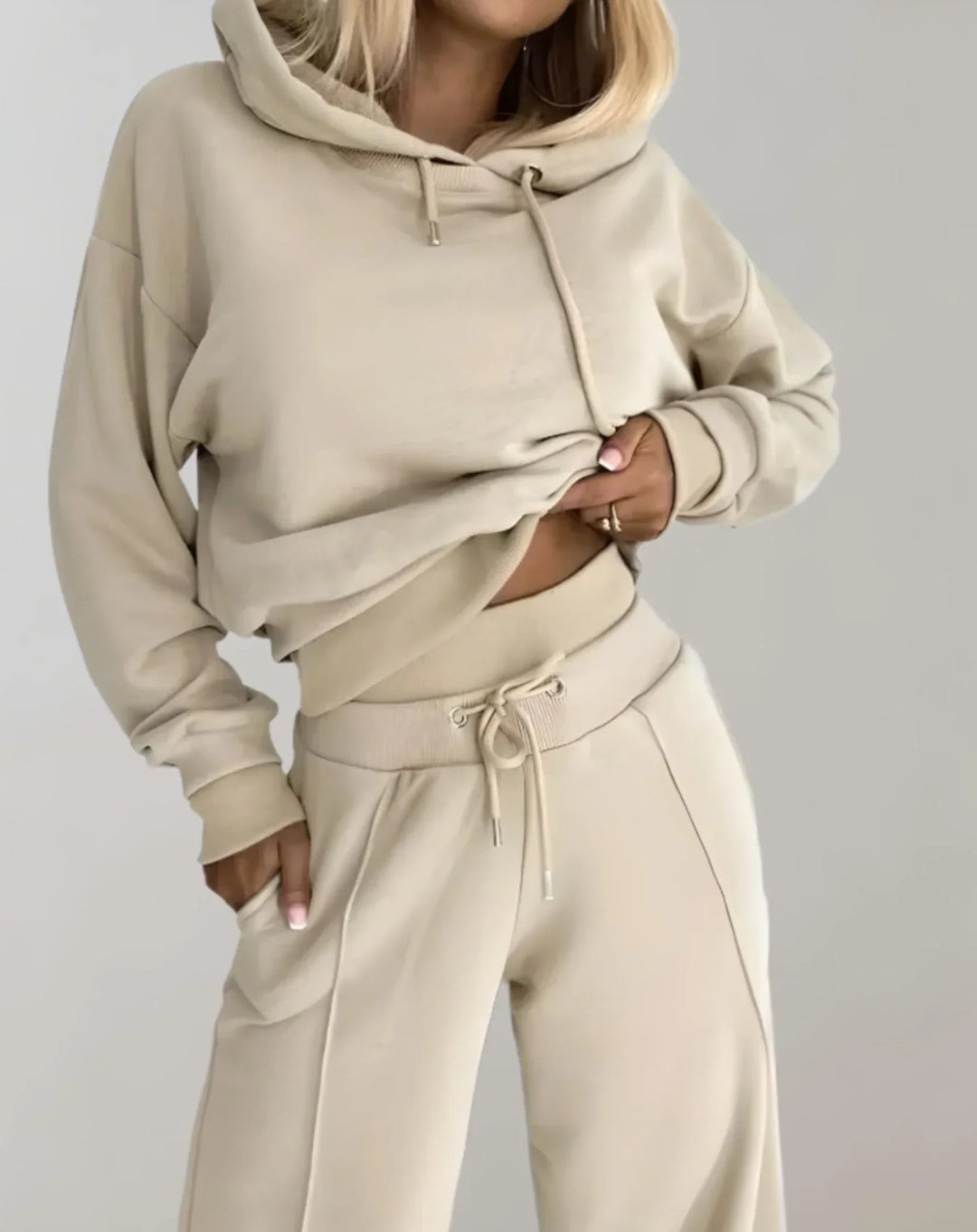 Completo due pezzi da donna con cappuccio e pantaloni ampi