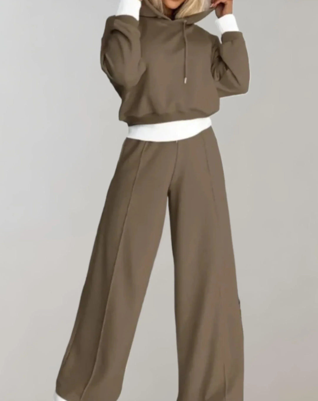 Completo due pezzi da donna con cappuccio e pantaloni ampi