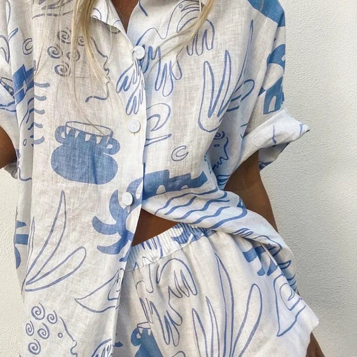 Completo donna bianco e blu con motivi moderni