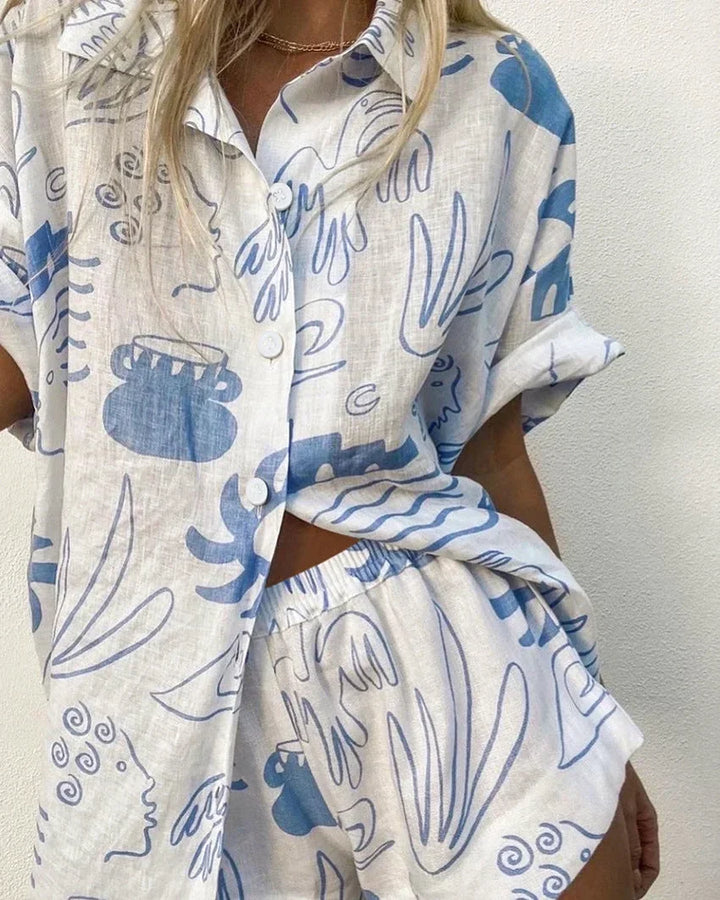 Completo donna bianco e blu con motivi moderni