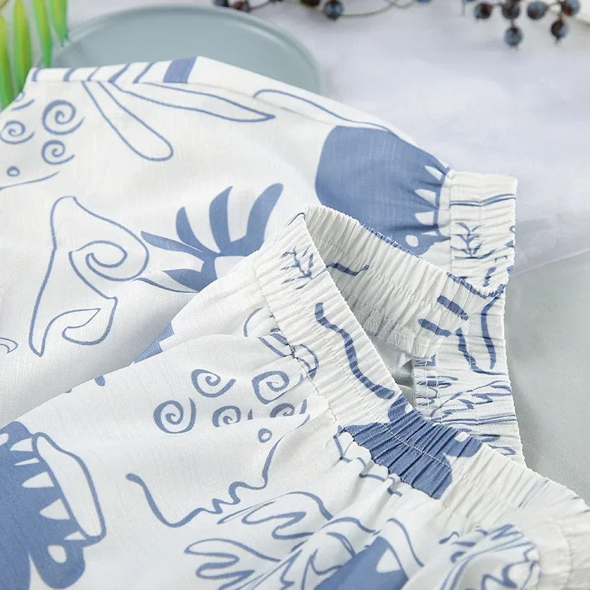 Completo donna bianco e blu con motivi moderni