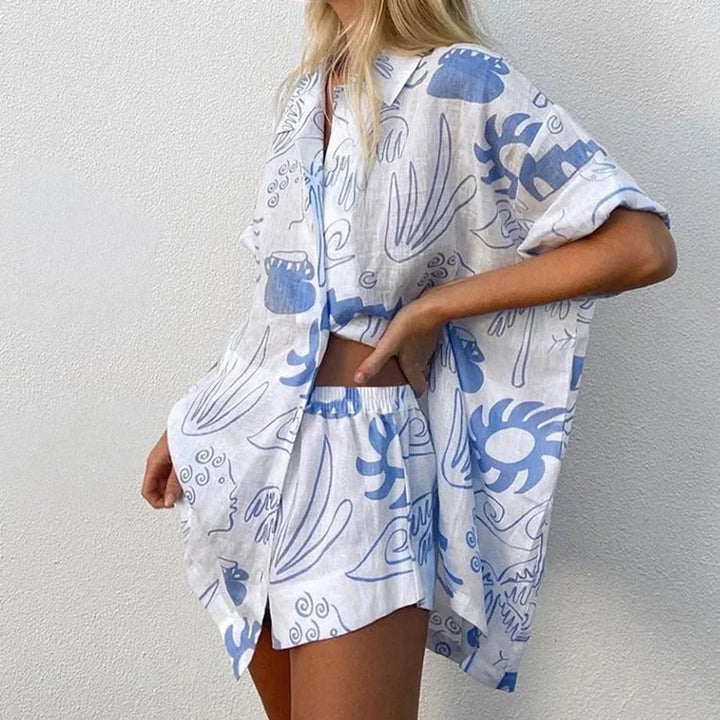Completo donna bianco e blu con motivi moderni