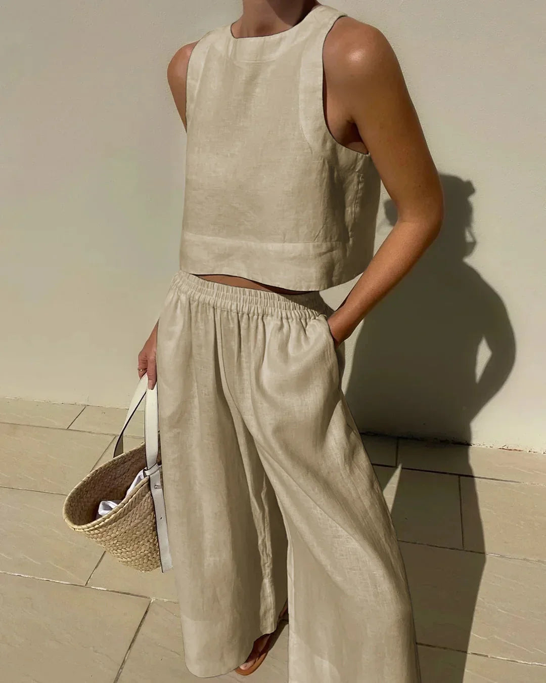 Completo donna senza Manica con top corto e pantalone fluido