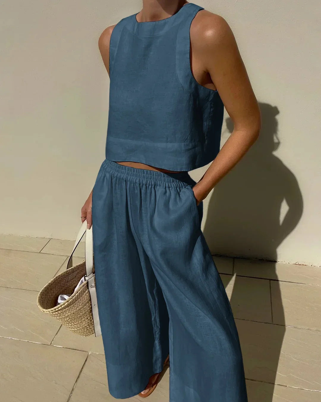 Completo donna senza Manica con top corto e pantalone fluido
