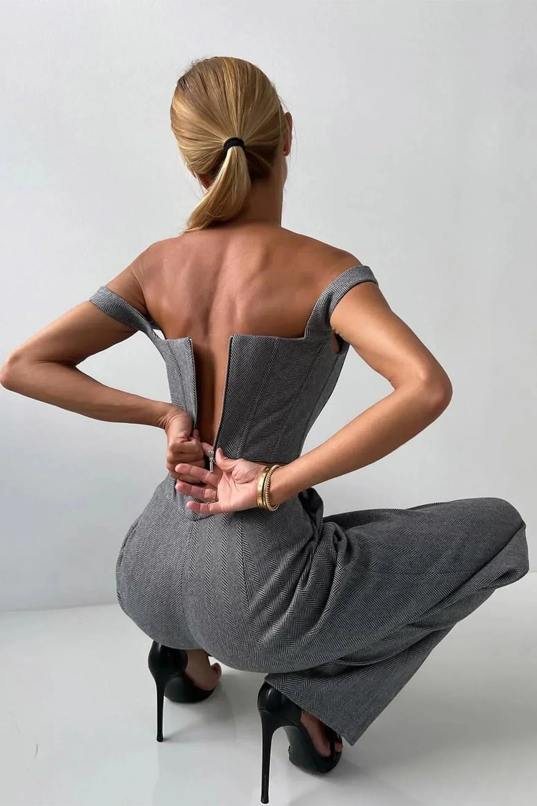 Completo da donna in tre pezzi dal taglio aderente con top attillato