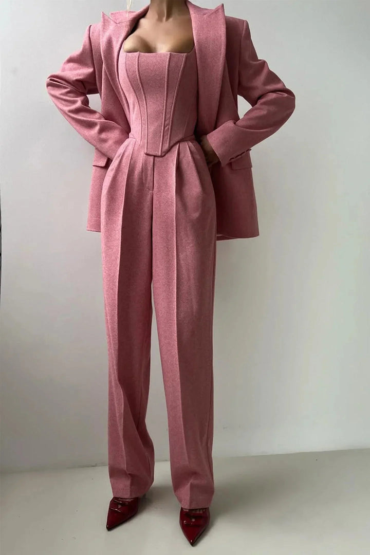 Completo da donna in tre pezzi dal taglio aderente con top attillato